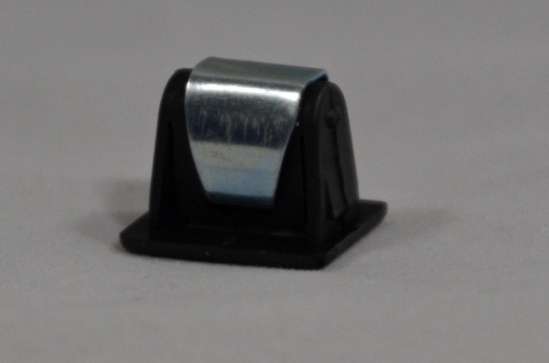 Mounting clip for grille